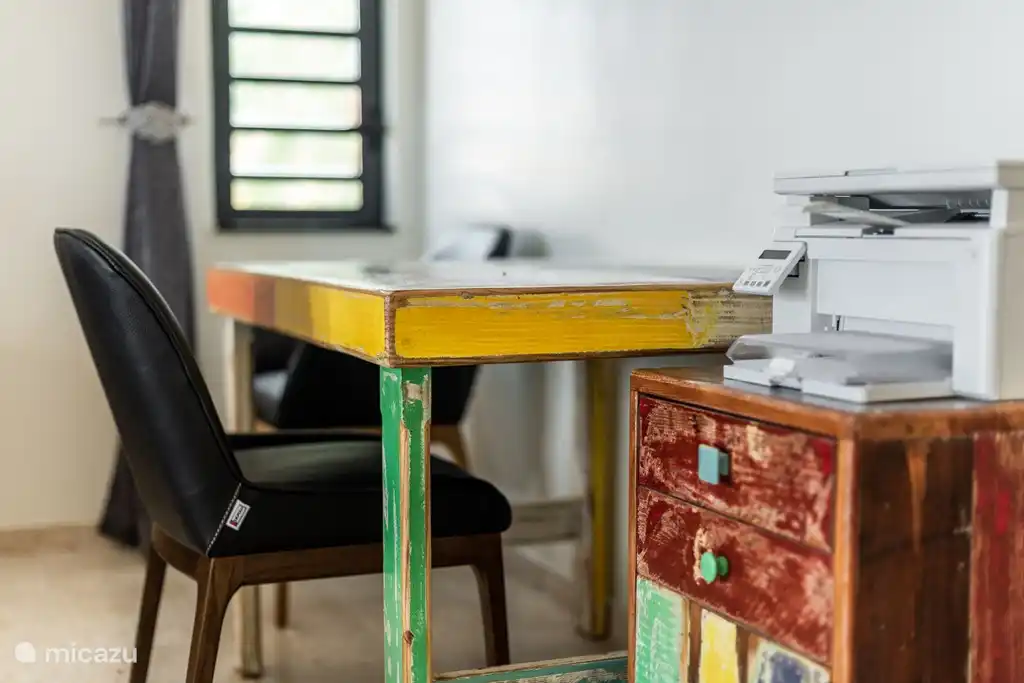 Büroschlafzimmer mit Drucker