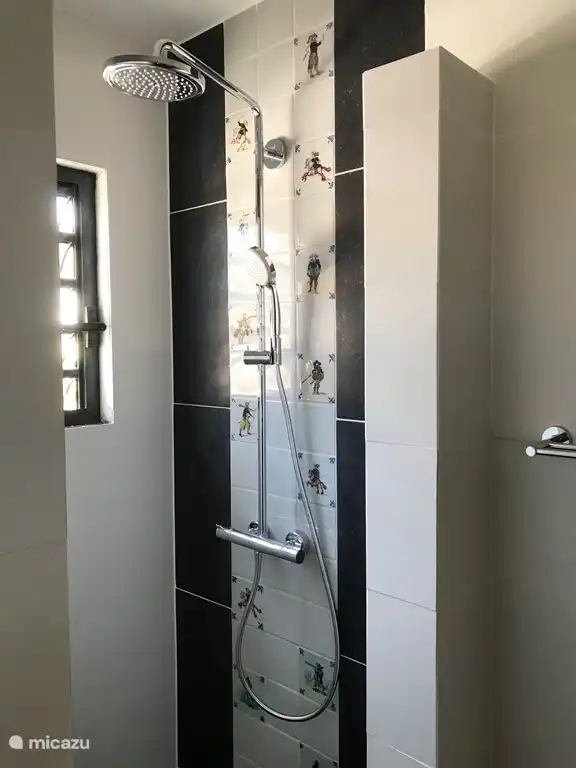 Duschbad mit antiken, handbemalten Makkumer Fliesen, 19. Jahrhundert, Thema: Soldaten zu Pferd und zu Fuß