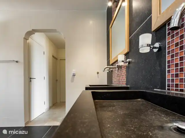 Villa Trupial huren in Curaçao, Banda Abou (west), Coral Estate, Rif St.Marie - villa Master badkamer met dubbele wasbak ,staand bad , douche en een aparte ruimte met toilet en bidet