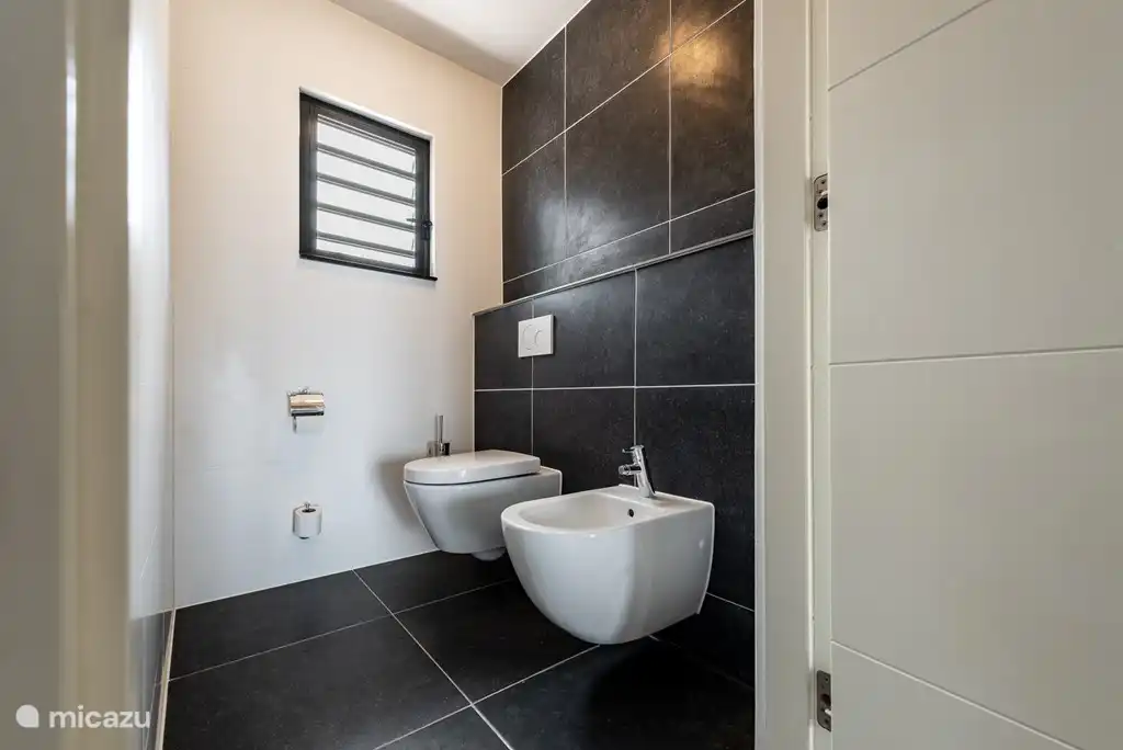 Master-Bad mit Doppelwaschbecken, Badewanne, Dusche und einem separaten Raum mit WC und Bidet