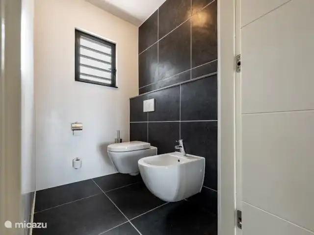Villa Trupial huren in Curaçao, Banda Abou (west), Coral Estate, Rif St.Marie - villa Master badkamer met dubbele wasbak ,staand bad , douche en een aparte ruimte met toilet en bidet
