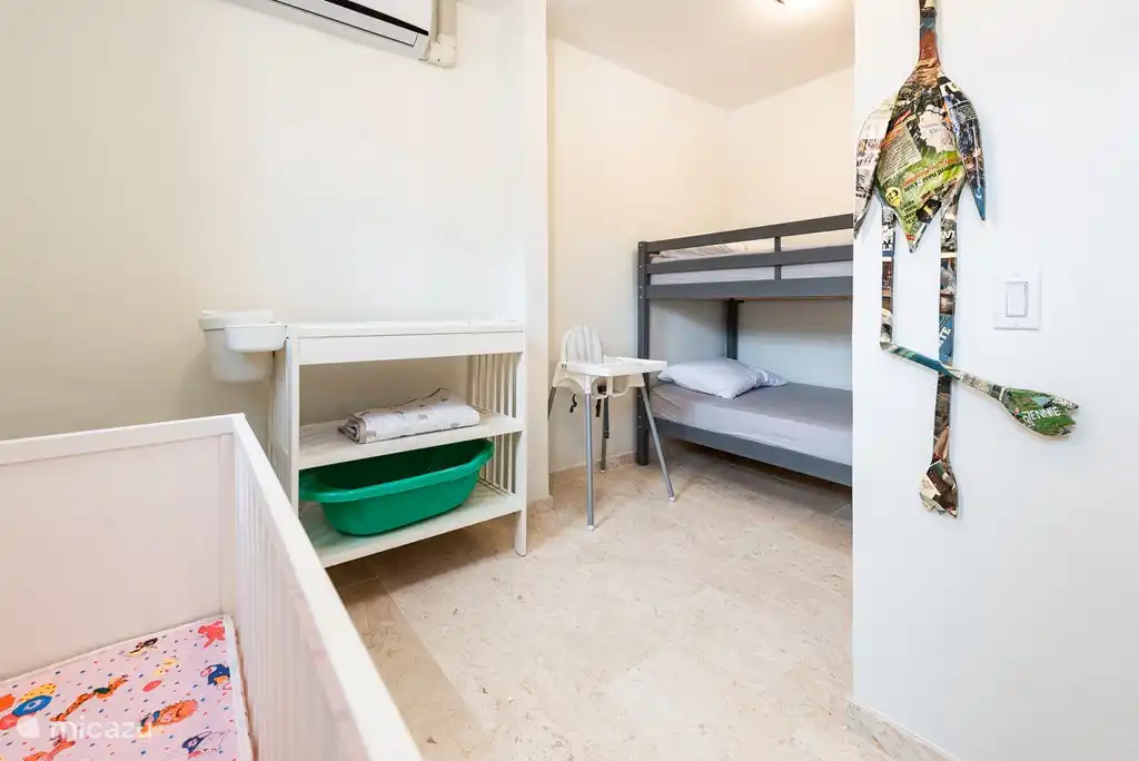 Schlafzimmer (Kinderzimmer) mit Etagenbett, Kinderbett und Wickeltisch, nur über das Hauptschlafzimmer zugänglich