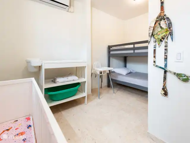 Villa Trupial huren in Curaçao, Banda Abou (west), Coral Estate, Rif St.Marie - villa Slaapkamer (kinderkamer) met stapelbed, kinderbed en commode, alleen bereikbaar via de master bedroom