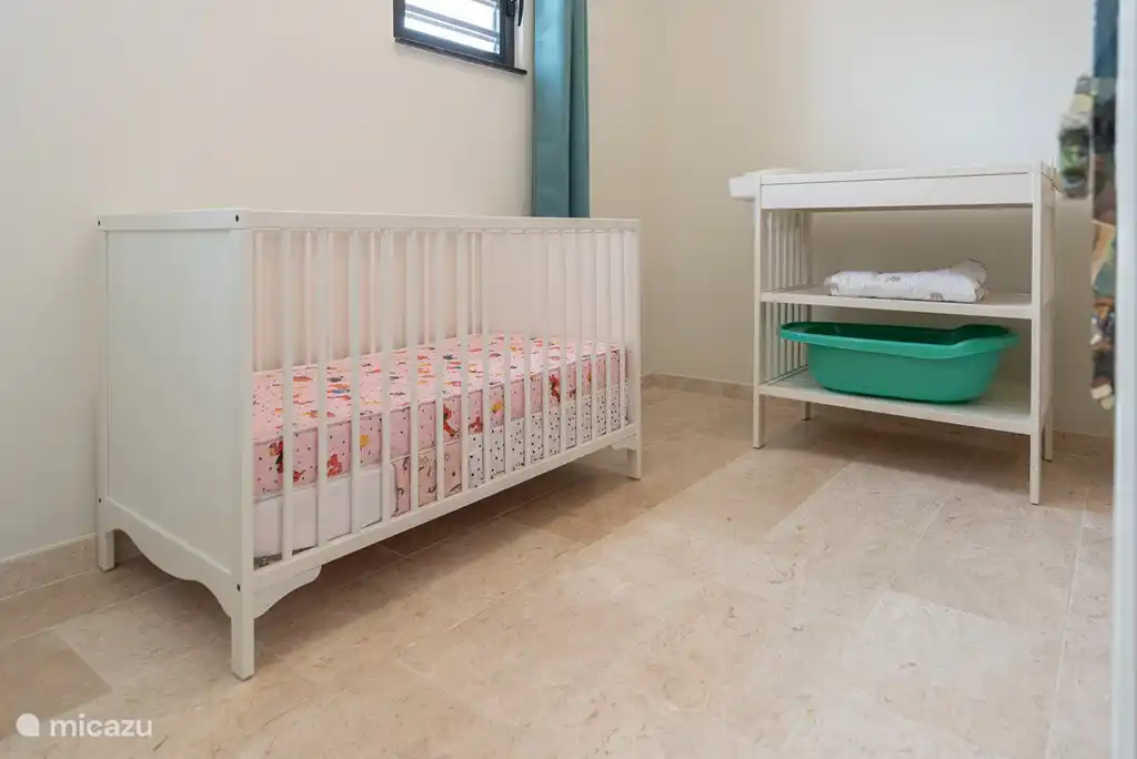 Schlafzimmer (Kinderzimmer) mit Etagenbett, Kinderbett und Wickeltisch, nur über das Hauptschlafzimmer zugänglich