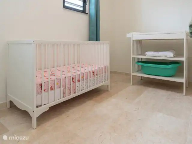 Villa Trupial huren in Curaçao, Banda Abou (west), Coral Estate, Rif St.Marie - villa Slaapkamer (kinderkamer) met stapelbed, kinderbed en commode, alleen bereikbaar via de master bedroom
