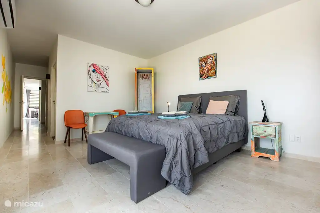 Schlafzimmer 3, Kingsize-Bett 180x200 und ein Einzelbett 90x200, Türen öffnen sich auf eine Terrasse