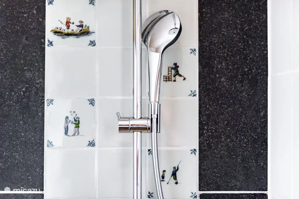 Die Badezimmer 2, 3 und 4 sind identisch gestaltet. Die Wandfliesen der Duschen haben jedoch jeweils ein eigenes Thema mit handbemalten, antiken Makkumer-Fliesen