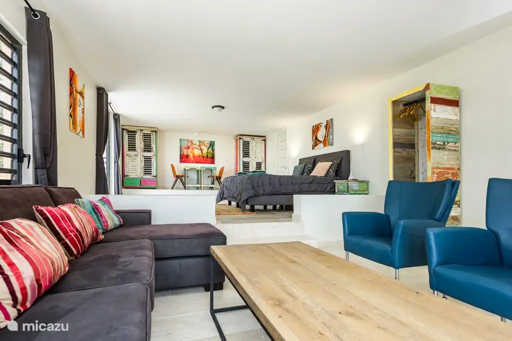 Schlafzimmer 4 mit Sitzecke und Kingsize-Bett 180x200 und einem Einzelbett 90x200, Türen öffnen sich auf eine Terrasse