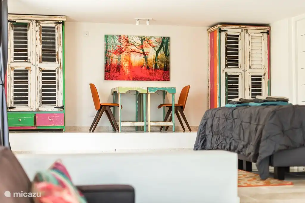 Schlafzimmer 4 mit Sitzecke und Kingsize-Bett 180x200 und einem Einzelbett 90x200, Türen öffnen sich auf eine Terrasse