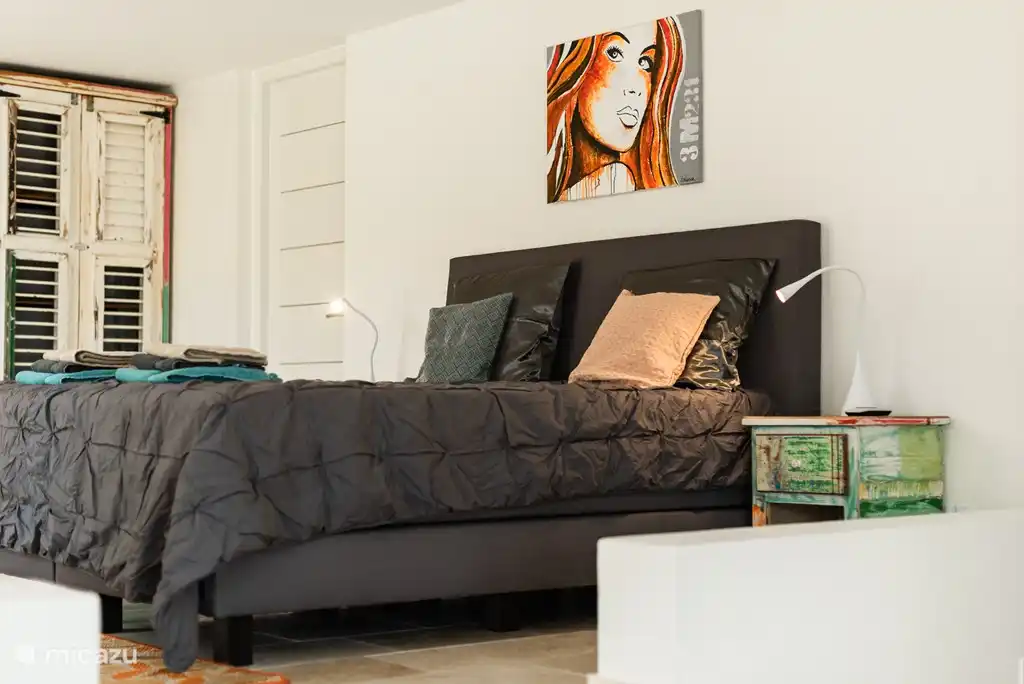 Schlafzimmer 4 mit Sitzecke und Kingsize-Bett 180x200 und einem Einzelbett 90x200, Türen öffnen sich auf eine Terrasse