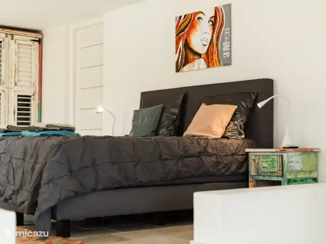 Villa Trupial huren in Curaçao, Banda Abou (west), Coral Estate, Rif St.Marie - villa Slaapkamer 4 met zithoek en kingsize bed 180x200, e een 1 persoons bed 90x200, openslaande deuren naar een terras