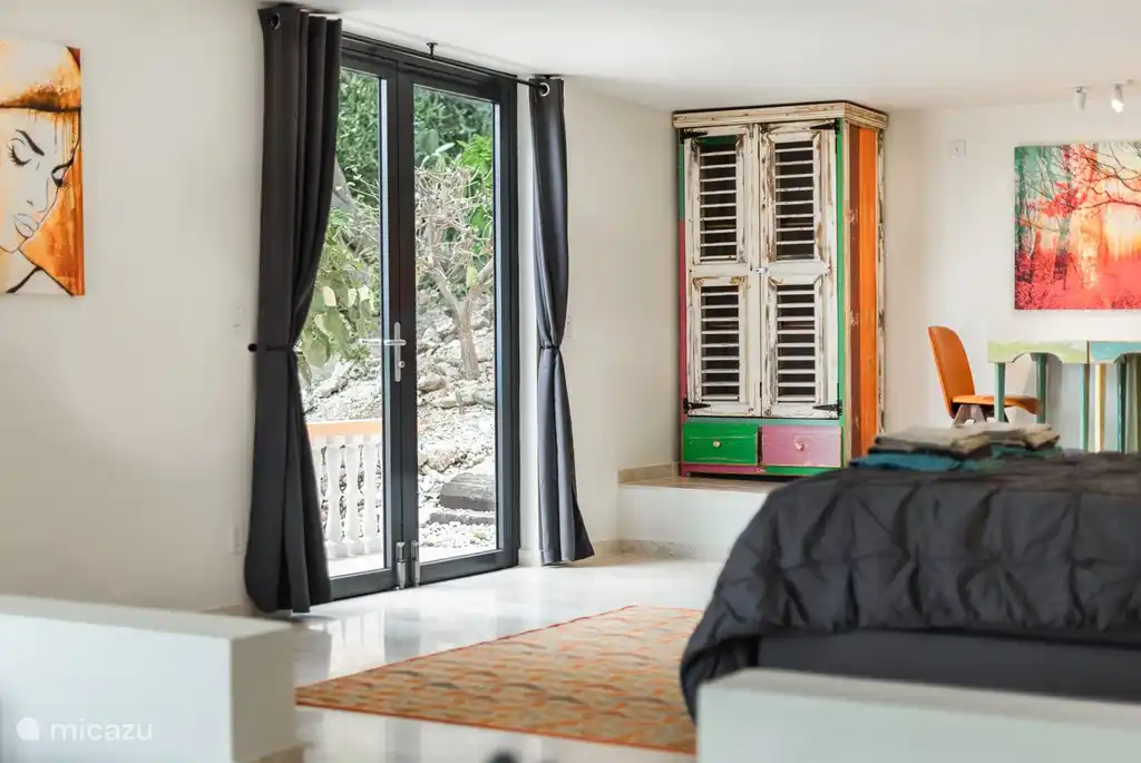 Schlafzimmer 4 mit Sitzecke und Kingsize-Bett 180x200 und einem Einzelbett 90x200, Türen öffnen sich auf eine Terrasse