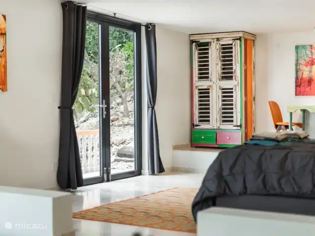 Villa Trupial huren in Curaçao, Banda Abou (west), Coral Estate, Rif St.Marie - villa Slaapkamer 4 met zithoek en kingsize bed 180x200, e een 1 persoons bed 90x200, openslaande deuren naar een terras