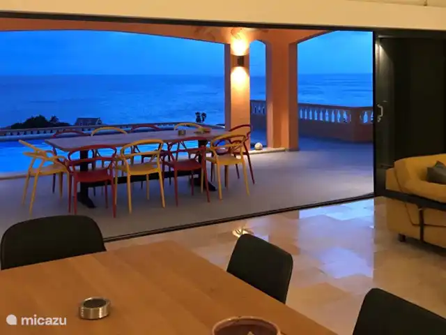 Villa Trupial huren in Curaçao, Banda Abou (west), Coral Estate, Rif St.Marie - villa Grote woonkamer met grote schuifpui naar het terras met zwembad, uitzicht over de oceaan