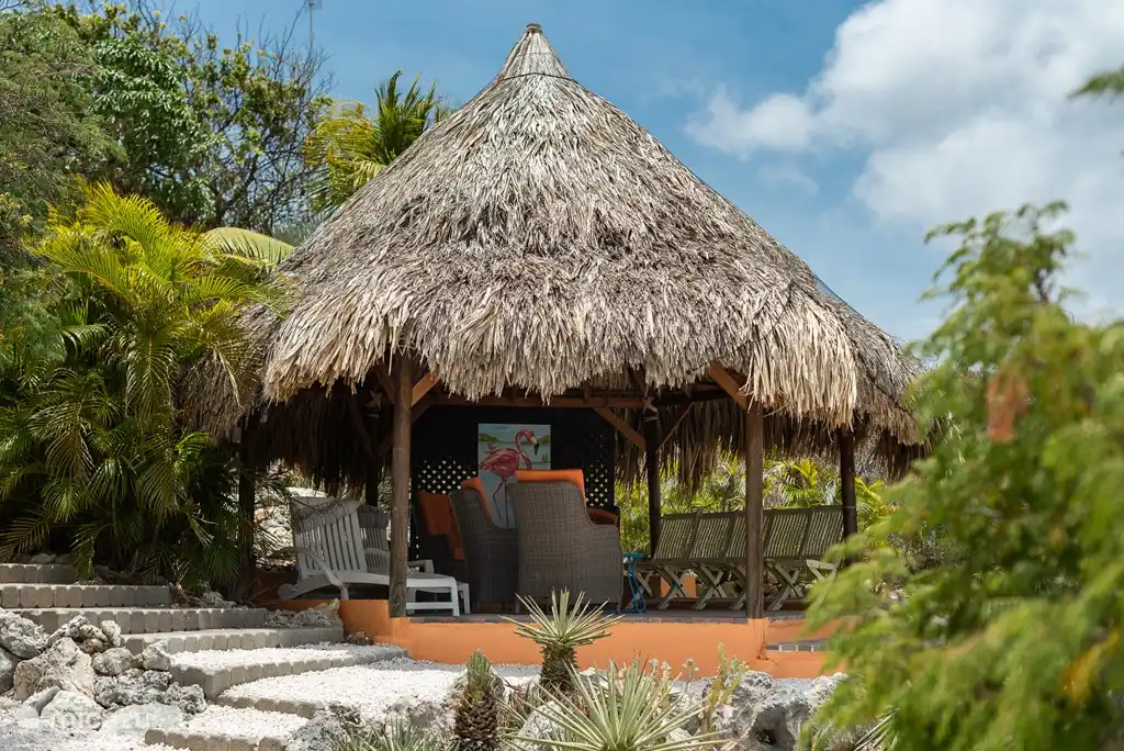 Palapa im Garten mit Beleuchtung