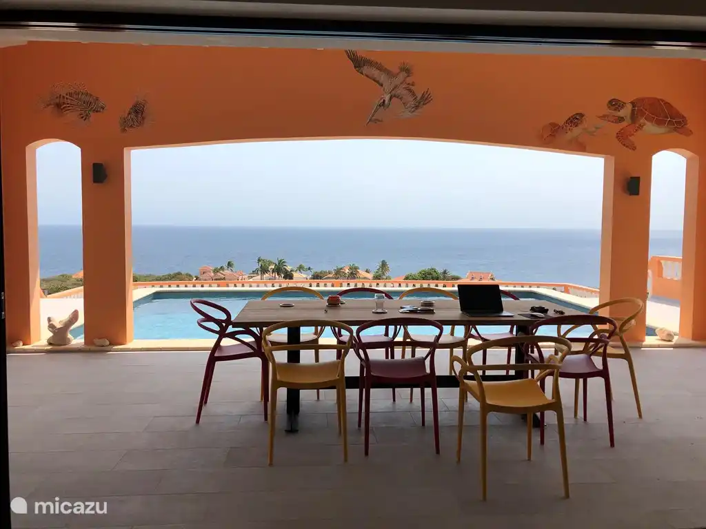 Die große Veranda mit Pool und Blick auf das karibische Meer