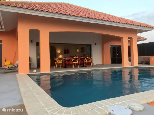 Villa Trupial huren in Curaçao, Banda Abou (west), Coral Estate, Rif St.Marie - villa Porch grenzend aa het zwembad. Tafel met 10 stoelen en 2 loungesets