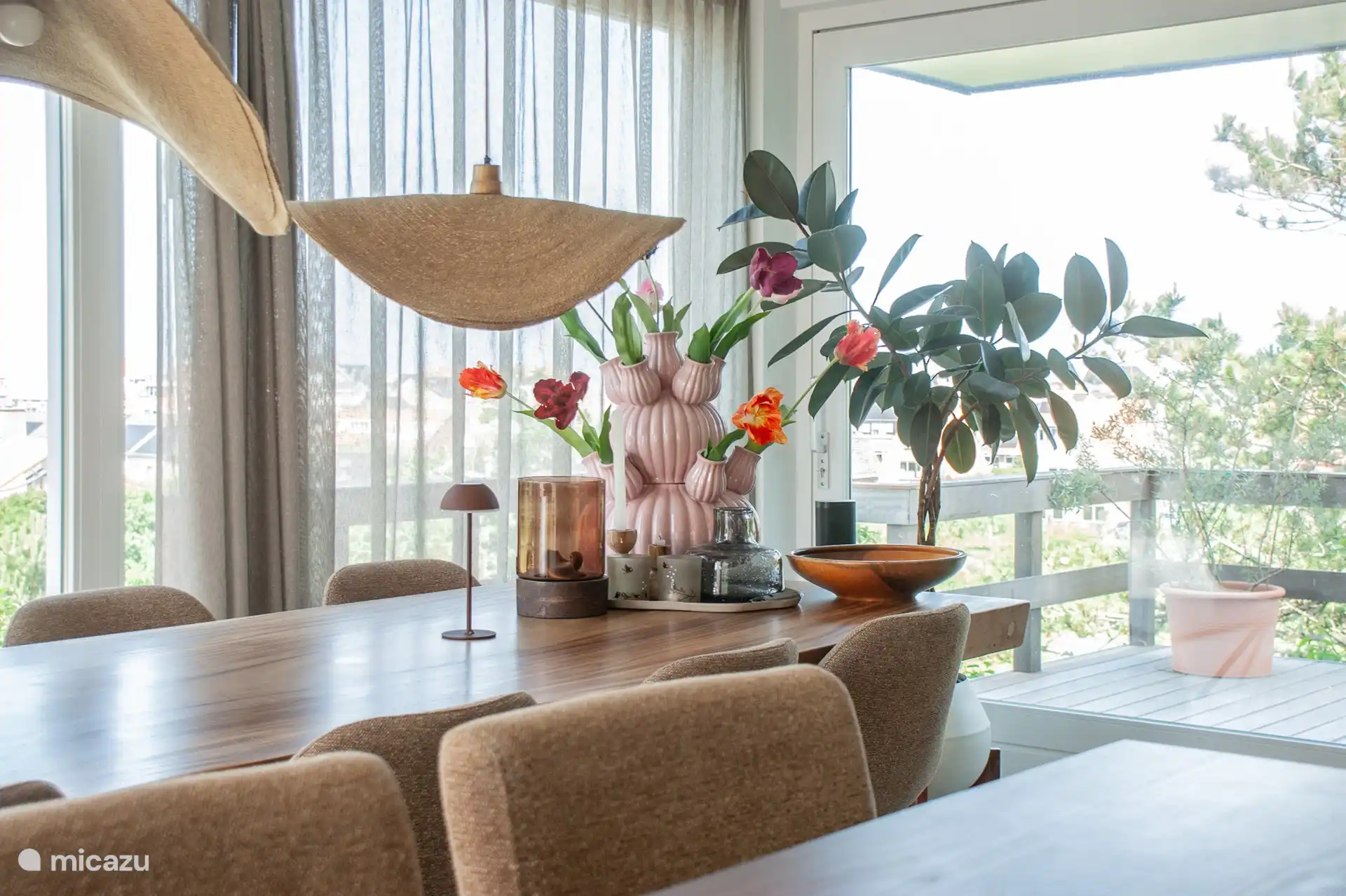 On the ground floor you will find a large dining table, including high chair. Plenty of room for the whole family or a nice dinner with friends.