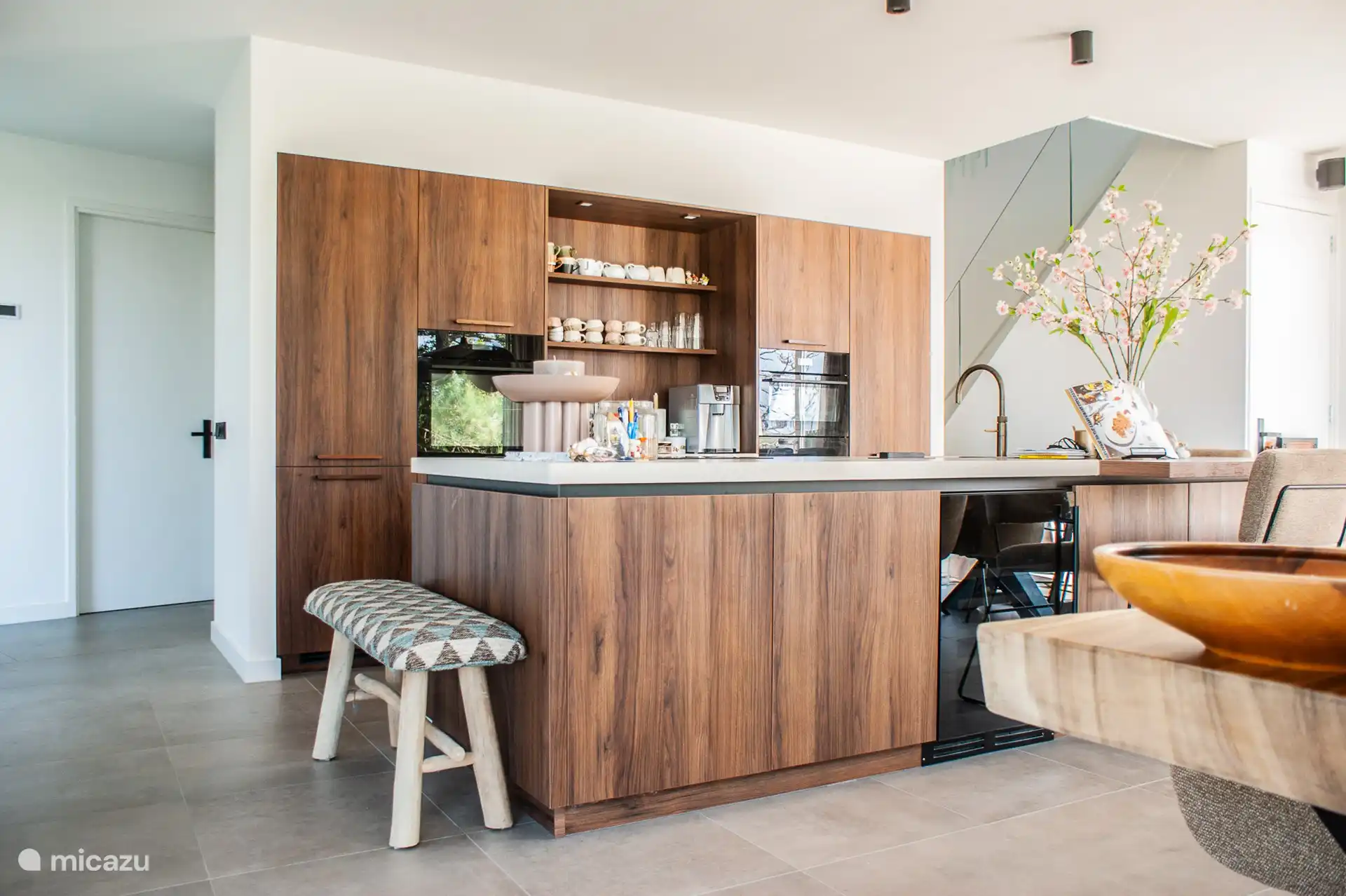 Stylish open kitchen with cooking island. Fully equipped with everything you need, from oven to coffee machine.