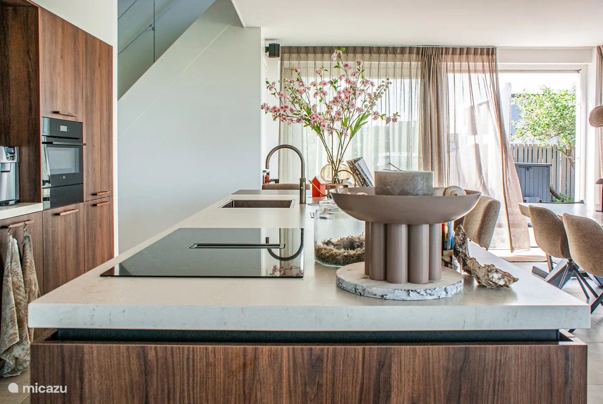 Stylish kitchen island with a ceramic hob.