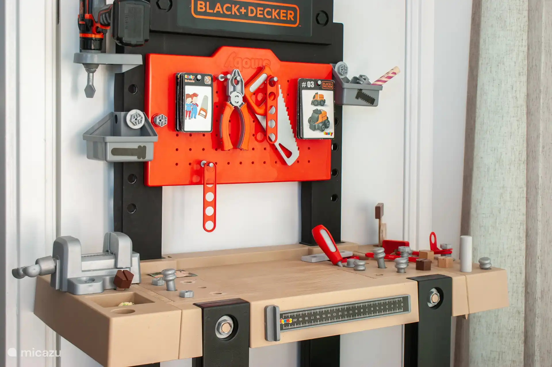 Also ideal for families with children. There are nice play areas and cozy corners to discover. Like this child-friendly workbench, complete with toy tools such as screwdrivers, hammers, pliers and a saw: perfect for little DIYers!