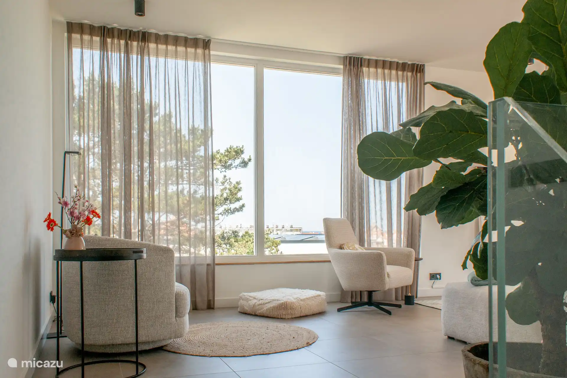 On the first floor you will find the cozy living room with a soft sofa, large television, Sonos equipment and direct access to the spacious balcony/terrace.