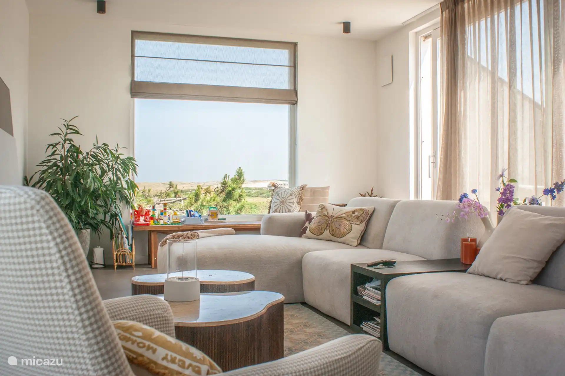 On the first floor you will find the cozy living room with a soft sofa, large television, Sonos equipment and direct access to the spacious balcony/terrace.