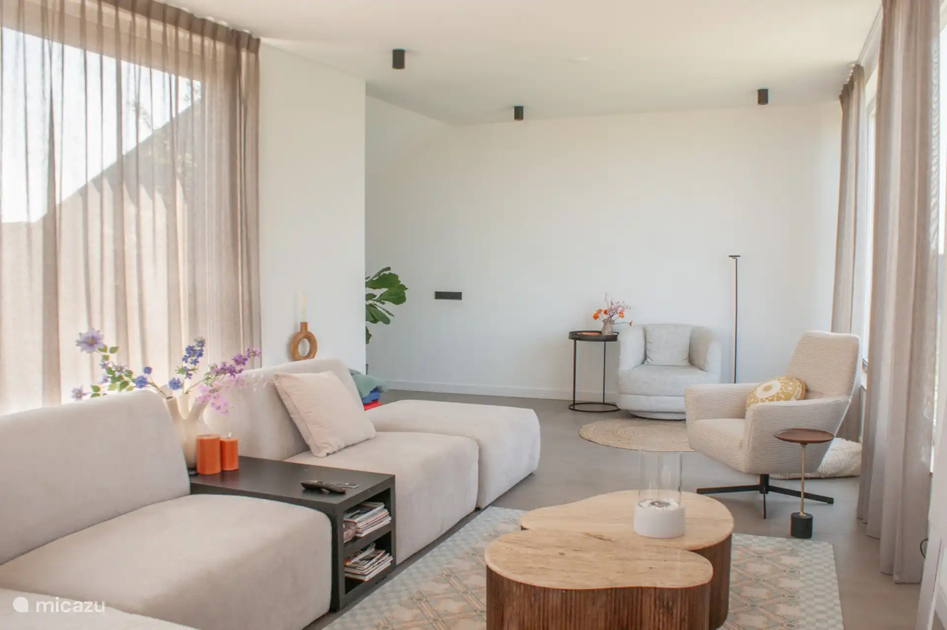 On the first floor you will find the cozy living room with a soft sofa, large television, Sonos equipment and direct access to the spacious balcony/terrace.