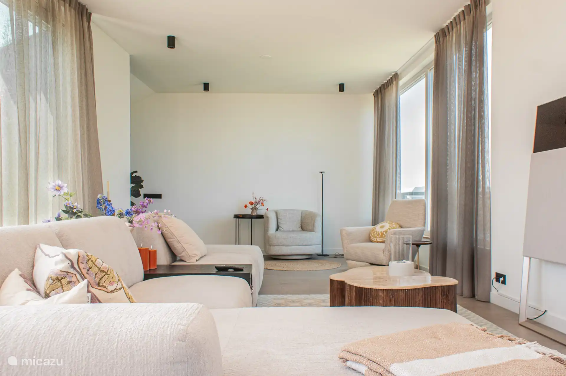 On the first floor you will find the cozy living room with a soft sofa, large television, Sonos equipment and direct access to the spacious balcony/terrace.