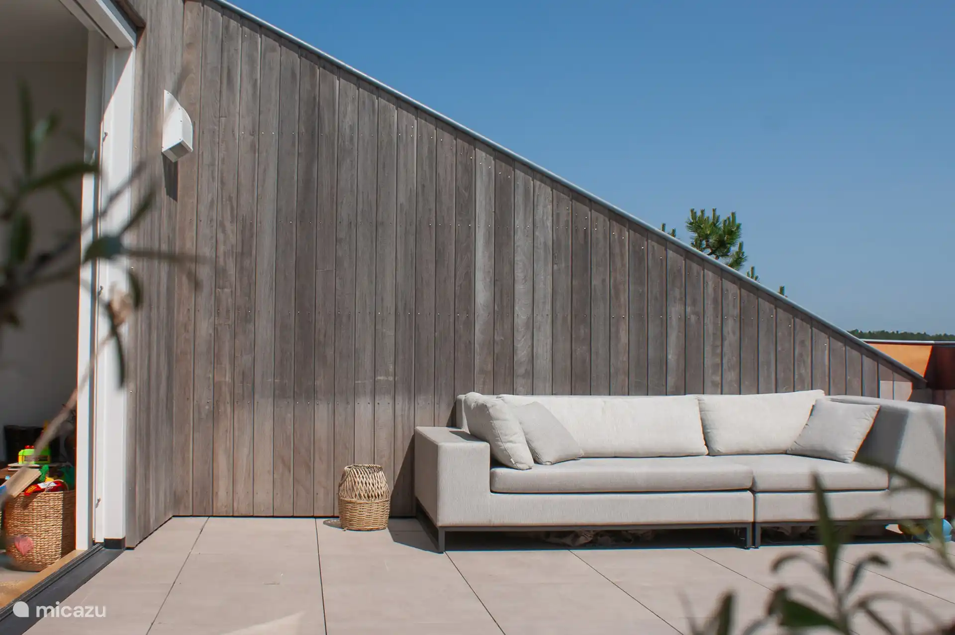 Sunny and spacious terrace with a wide view over the dunes and the surrounding forest. A perfect place to relax in peace and nature.