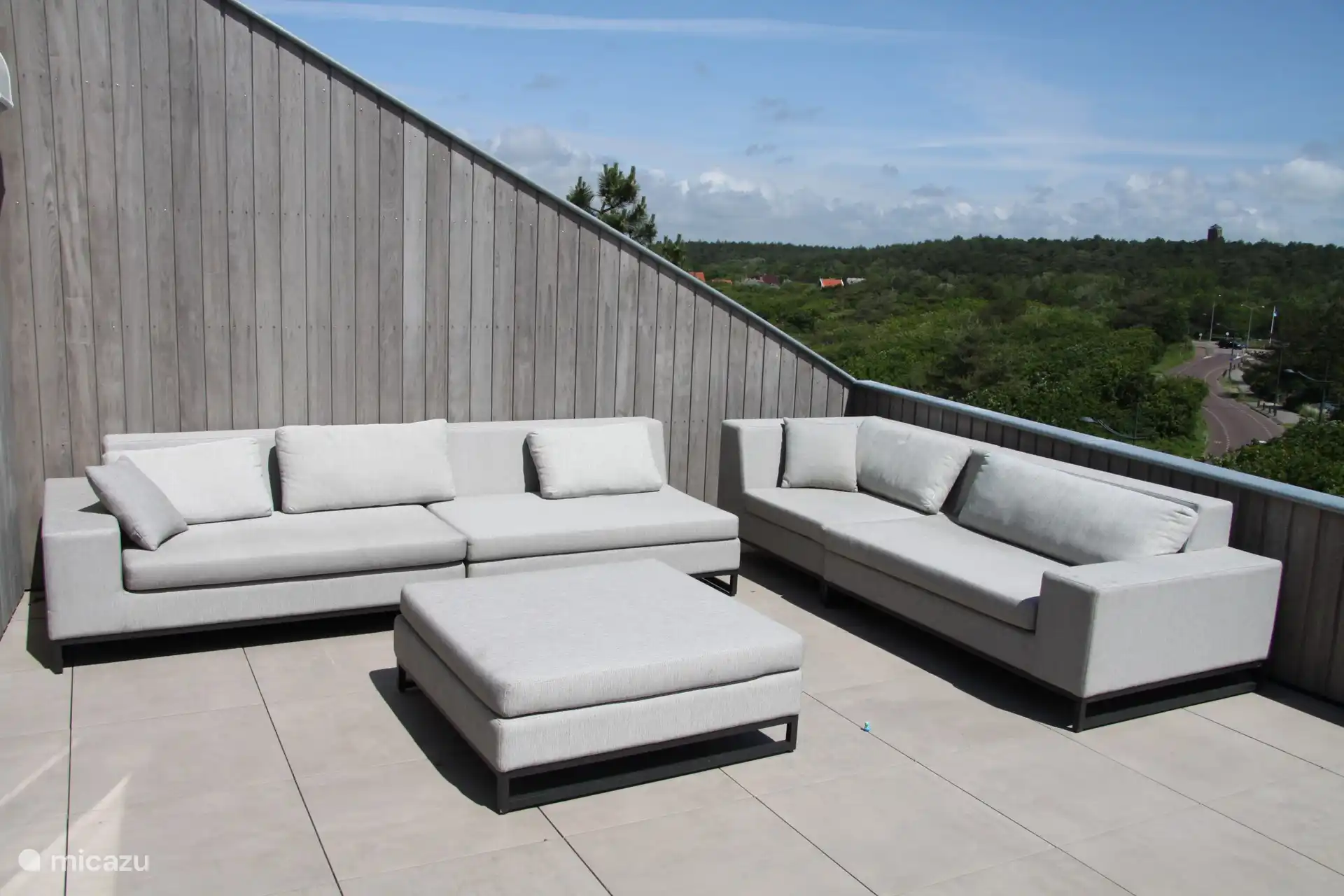 Very spacious terrace full of sun with a view over the dunes and the forest. 