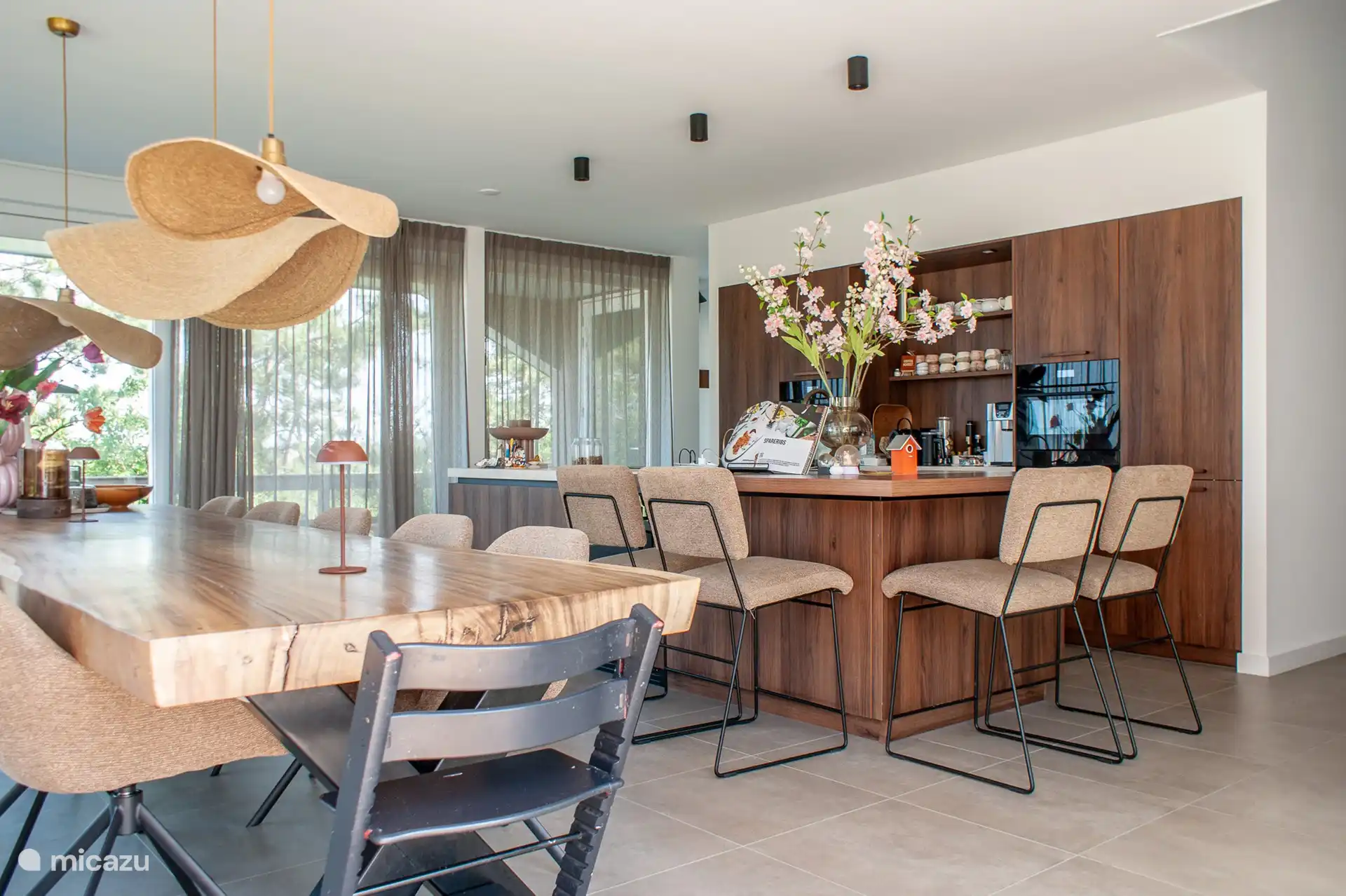 Stylish open kitchen with cooking island. Fully equipped with everything you need, from oven to coffee machine.