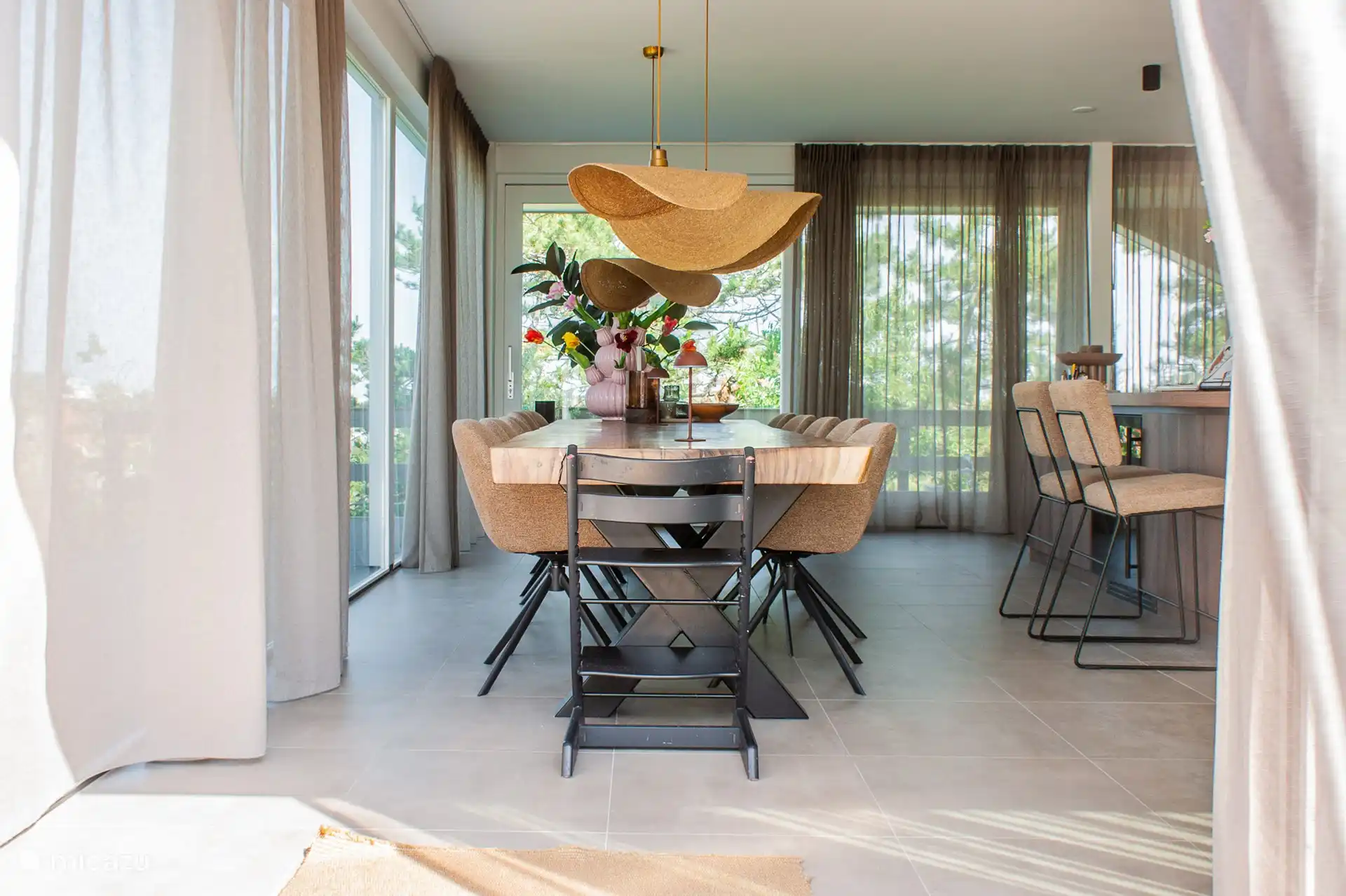 On the ground floor you will find a large dining table, including high chair. Plenty of room for the whole family or a nice dinner with friends.