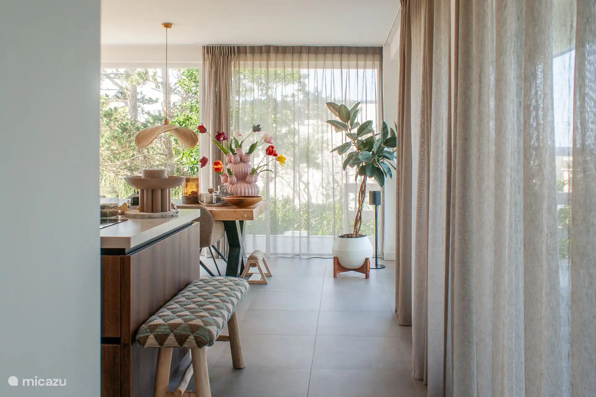 Spacious passage to the open kitchen.