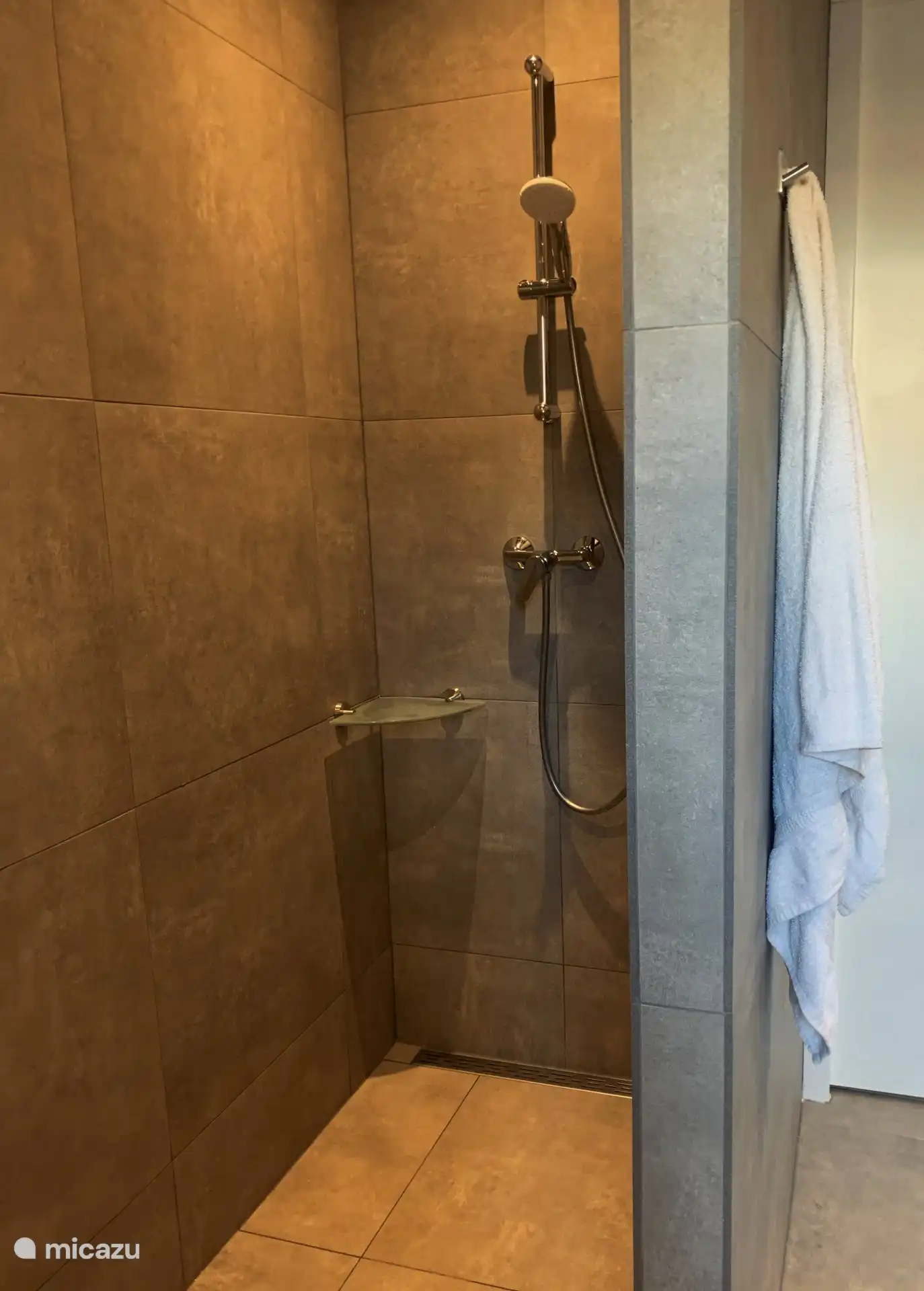 Segundo ba&#241;o con ducha a ras de suelo