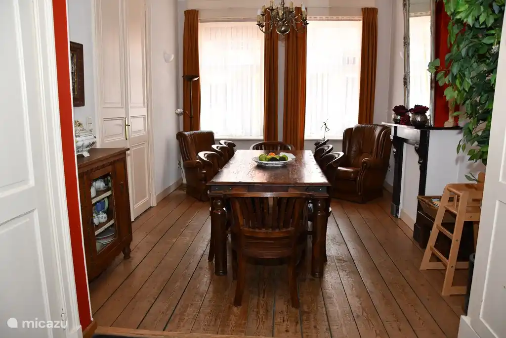 Este es el comedor con suficiente espacio para comer para 8 personas.