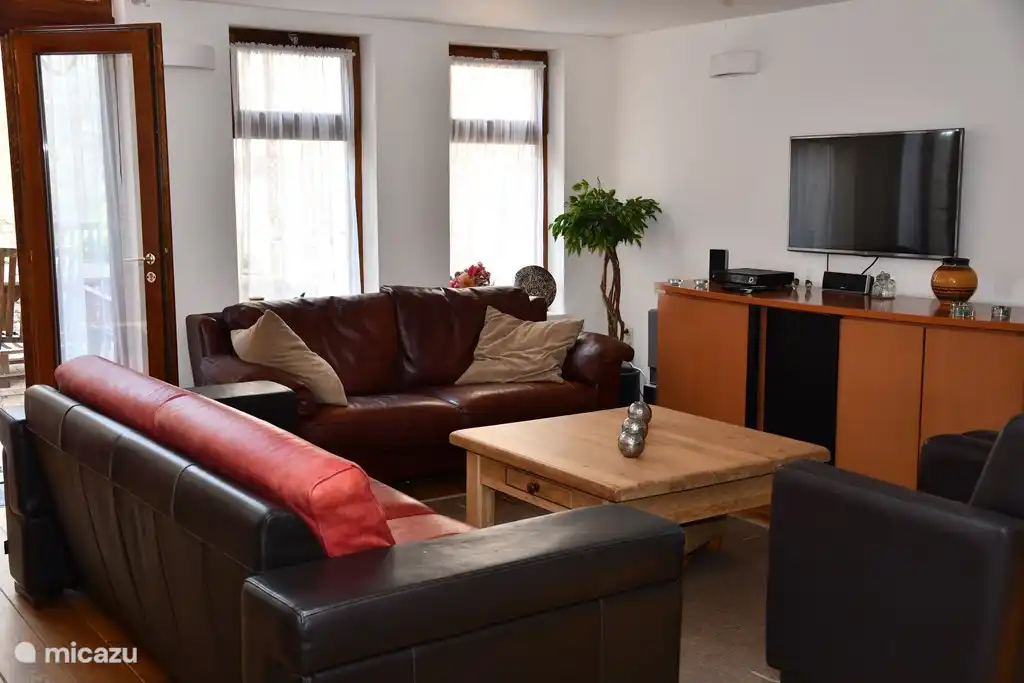 La sala de estar con TV digital, radio y reproductor de CD y DVD