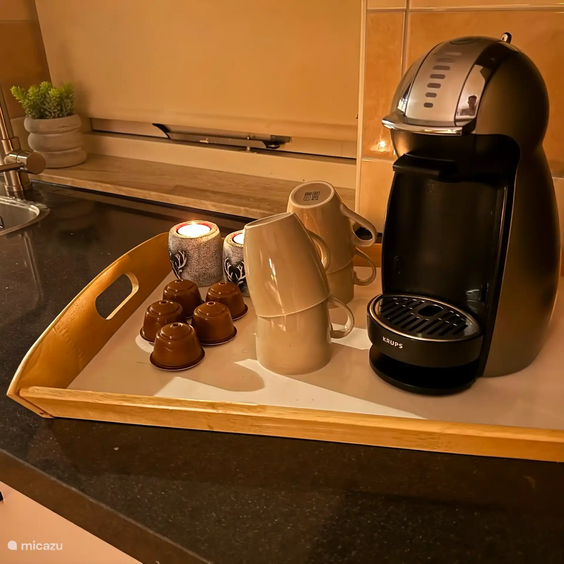 Een Dolce Gusto koffiemachine is aanwezig.