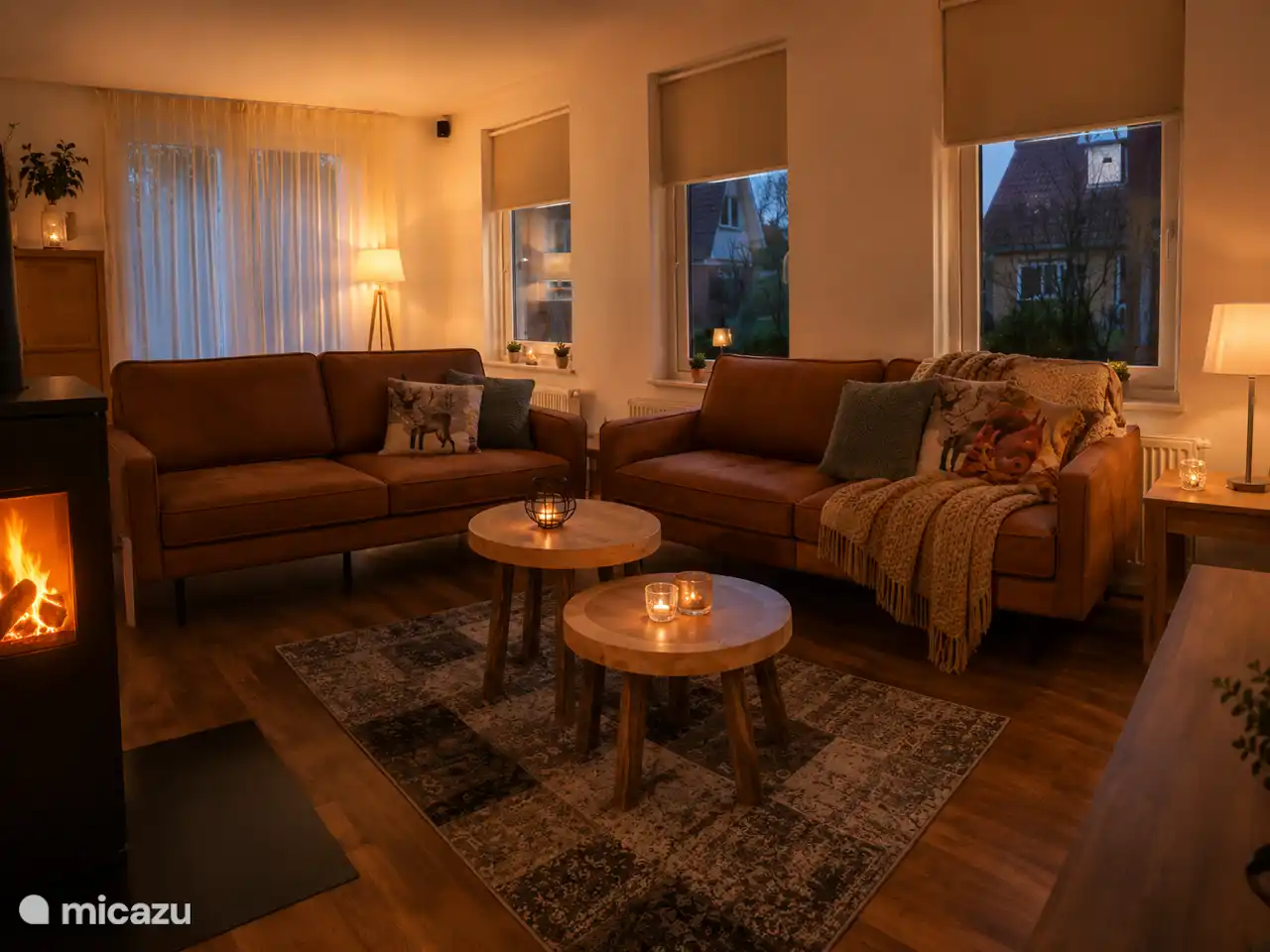 Wohnzimmer mit attraktivem Holzkamin