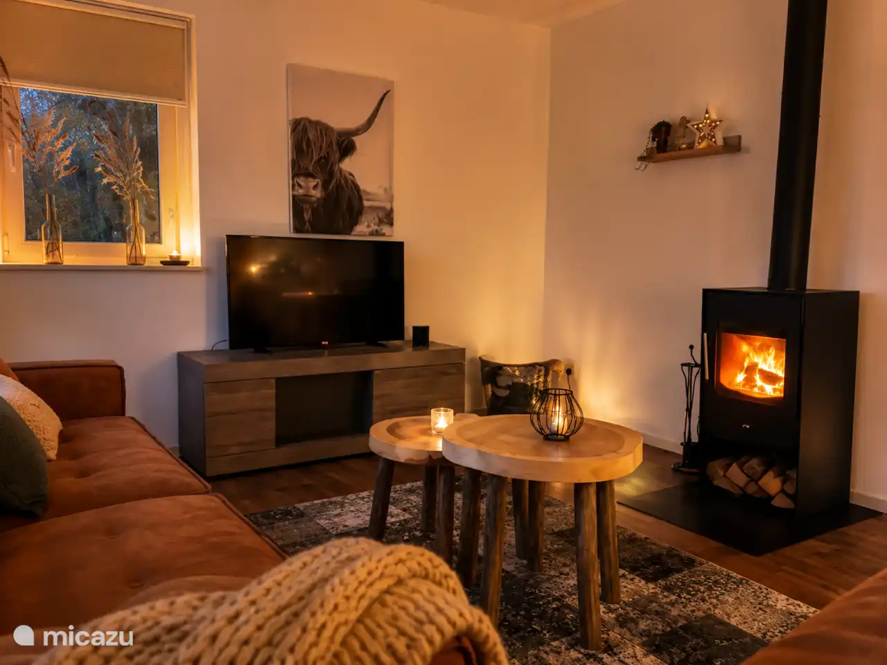 Wohnzimmer mit attraktivem Holzkamin