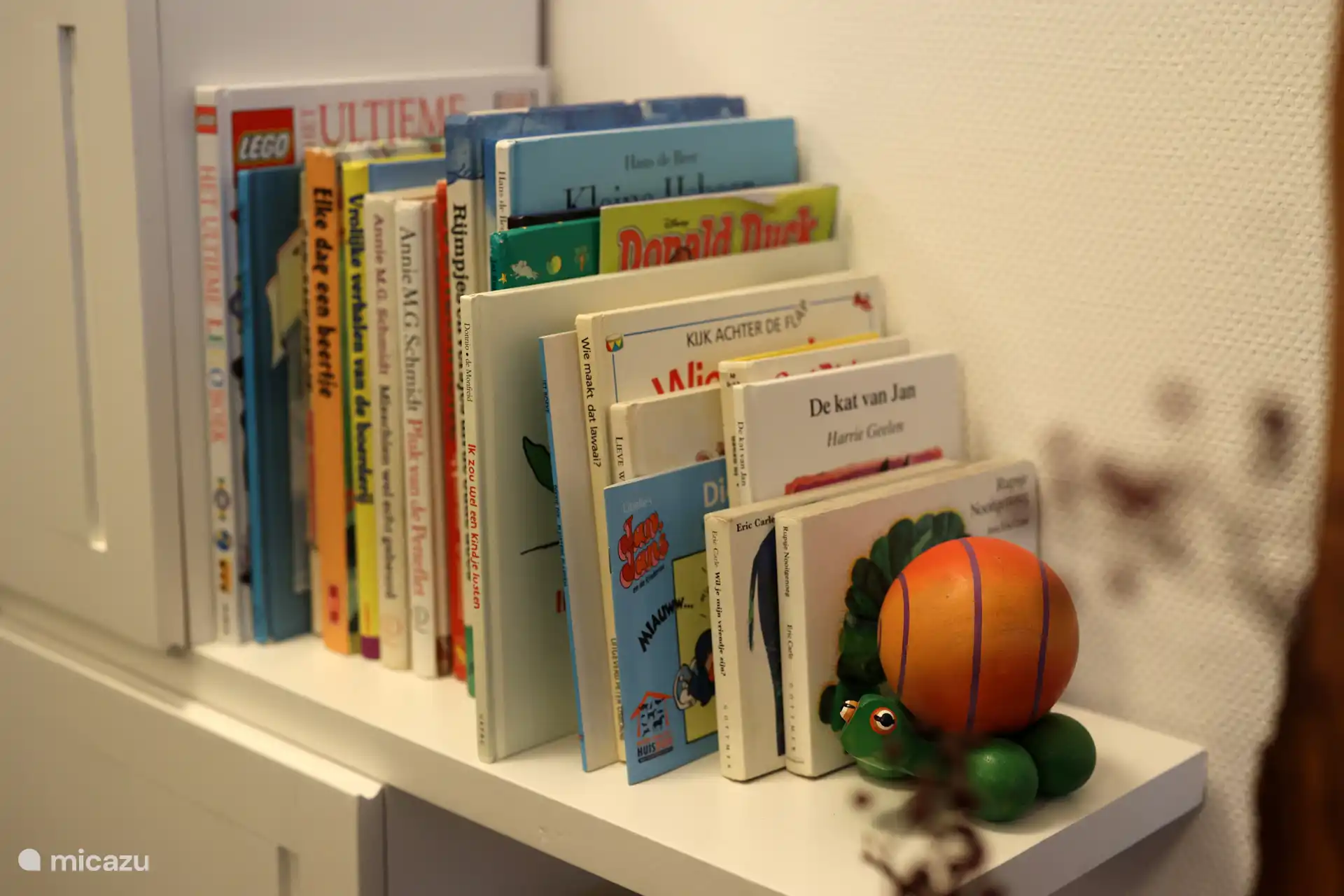 Kinderbücher neben Spielzeug