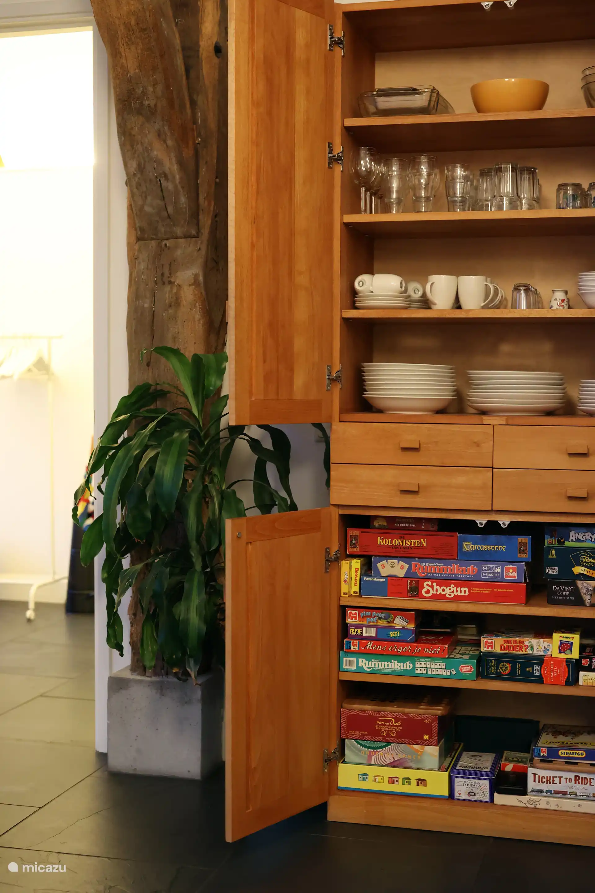 Der Porzellanschrank