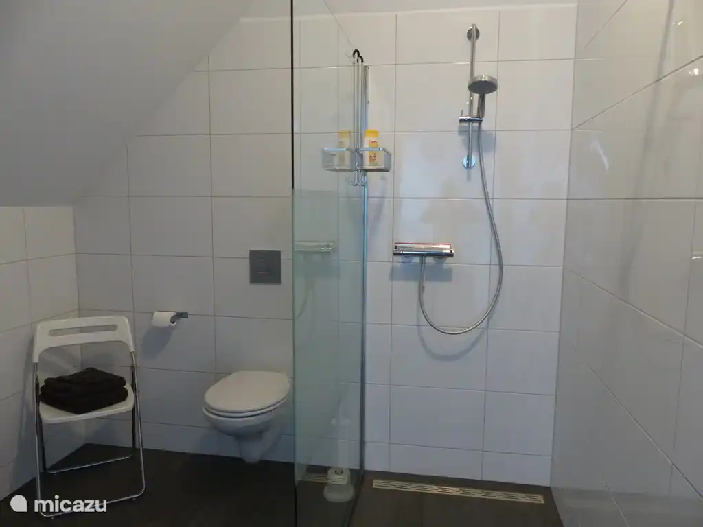 Beide Schlafzimmer haben ein eigenes, identisches Badezimmer mit Toilette, Dusche und Waschbecken