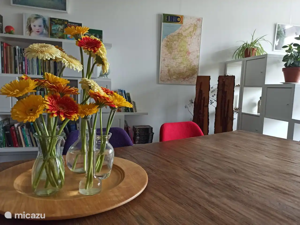 Blumen auf dem Tisch bei der Ankunft