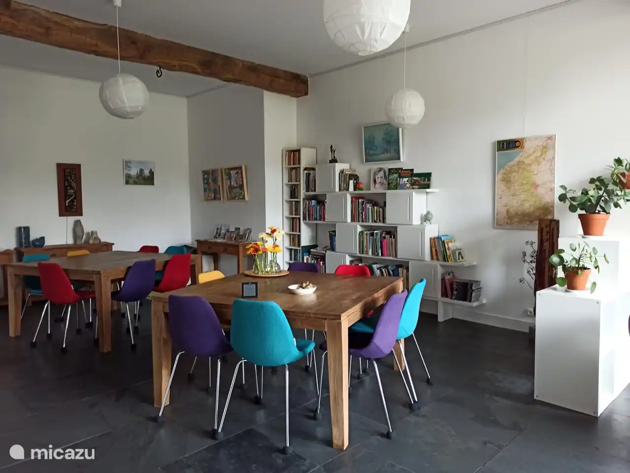 Zwei große Tische, einer zum Spielen und einer zum Essen