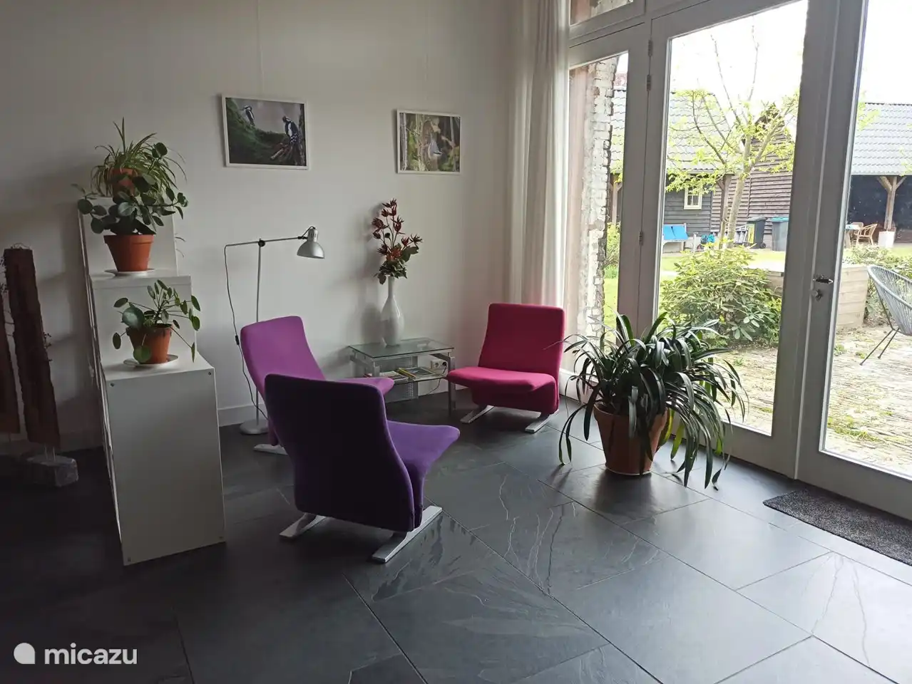 Sitzplatz an den Teiltüren mit Terrassentüren zu Terrasse und Obstgarten