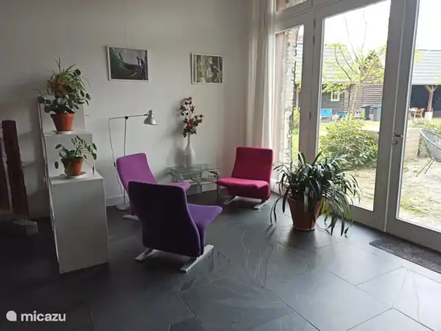 Maison Middendorp | Pays-Bas, Gueldre, Ellecom - maison de vacances coin salon près des portes partielles avec portes-fenêtres donnant sur la terrasse et le verger