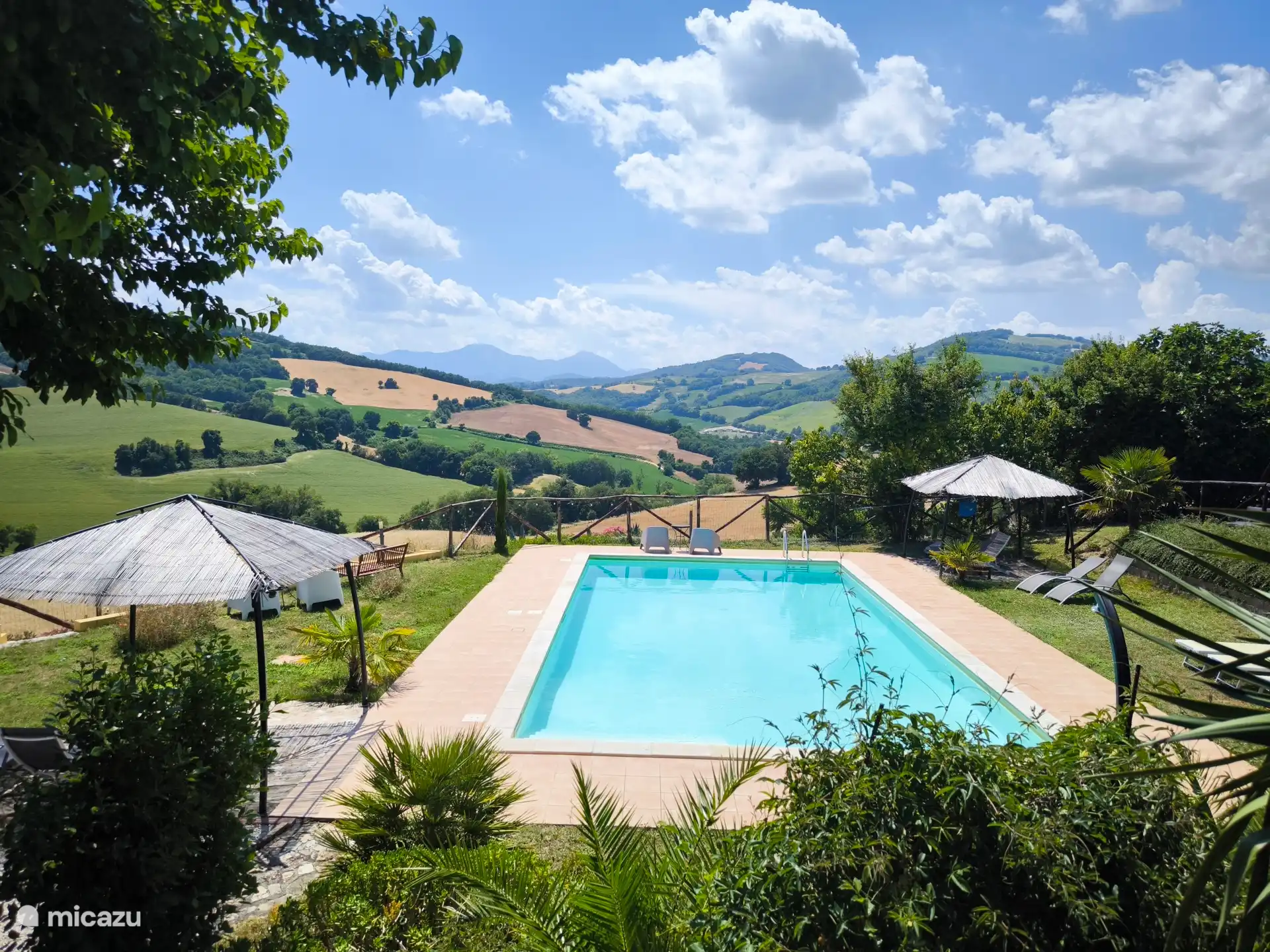 Vue sur la piscine depuis la terrasse