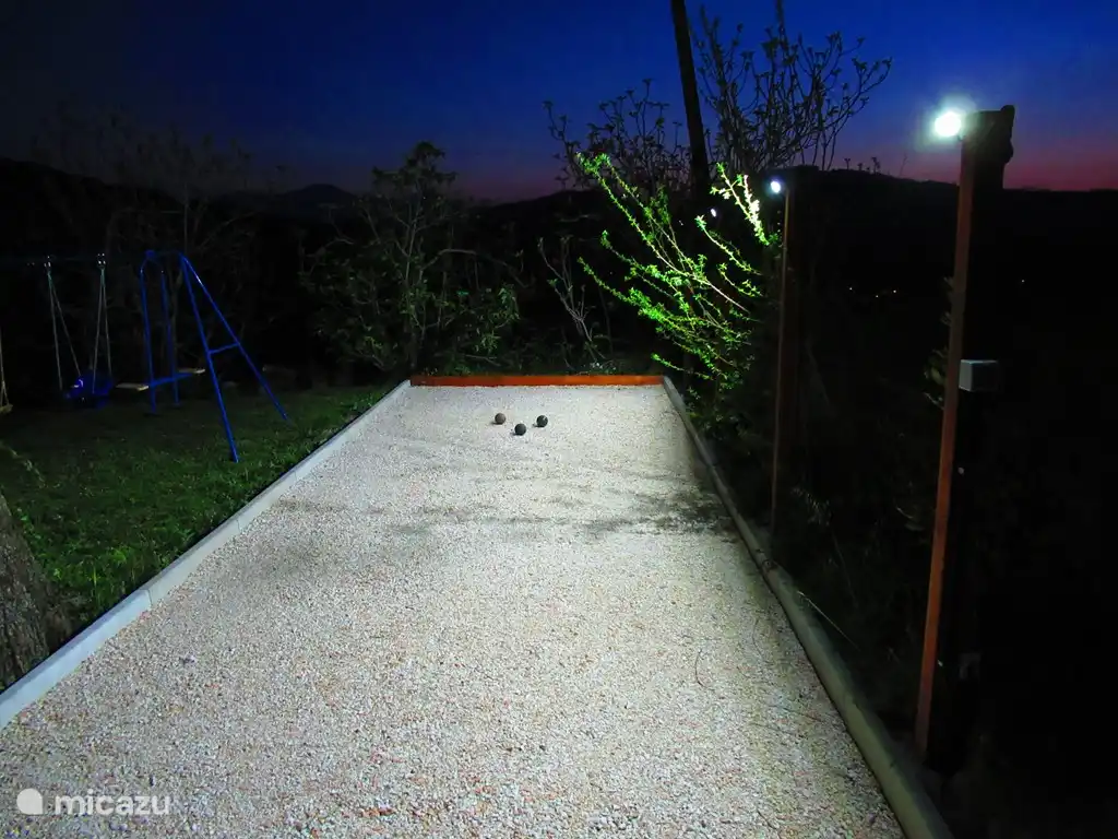 terrain de pétanque/jeu de boules éclairé