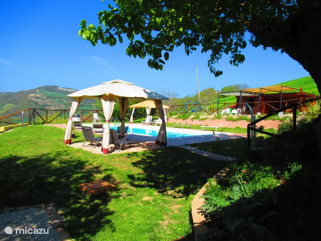 espace autour de la piscine